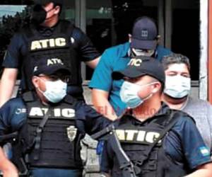 Los dos hombres fueron detenidos mientras cometían sus fechorías en una bodega de San Pedro Sula.