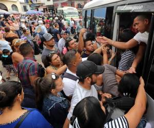 Así luce la terminal de Belén. Algunas personas ya empezaron a abandonar la capital del país a diferentes lugares turísticos como destino para vacacionar durante esta Semana Santa, foto:David Romero/El Heraldo.