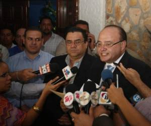 Roberto Ordóñez, titular de Insep, junto al ministro de Seguridad, Arturo Corrales, al anunciar la firma del acuerdo.