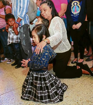 Agradecimiento y fe en el altar de la soberana