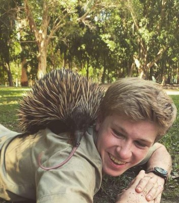 20 fotos que demuestran el increíble parecido entre Robert Irwin y su padre
