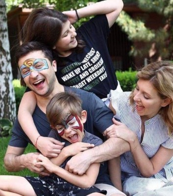 Amante del ejercicio y de selfies alocadas, así es el presidente de Ucrania Volodímir Zelenski