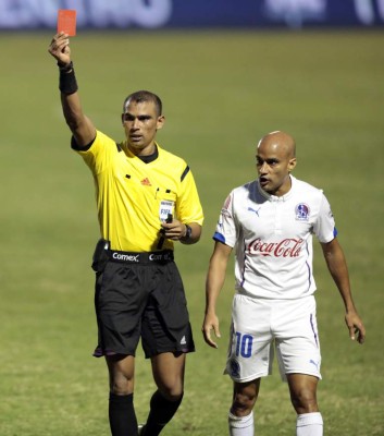 Presionados árbitros hondureños por Torneo Apertura