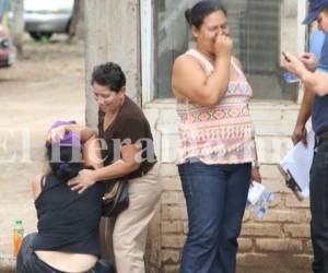 Familiares de unos de los jóvenes hallados encostalados en la colonia Villeda Morales entre un desgarrador mientras reclaman el cuerpo en la morgue. Fotos: Mario Urrutia/ EL HERALDO