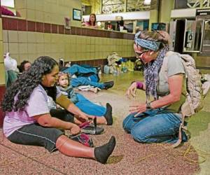 Voluntaria de Phoenix ayuda a un inmigrante, mujeres y niños son atrapados al cruzar desde México hacia el sur de Texas.