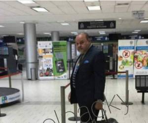 El abogado penalista Joseph Chambrot en su llegada al aeropuerto Toncontín.