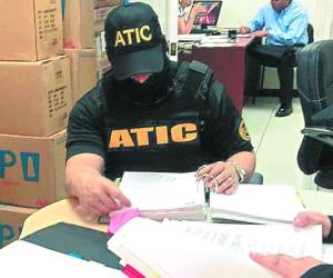 Los agentes de la ATIC secuestraron del Fondo Vial todos los documentos relacionados con las empresas propiedad de la familia Rivera Maradiaga.
