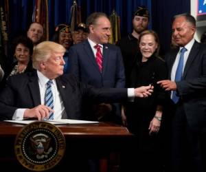 El presidente Donald Trump firmando uno de los decretos ejecutivos durante su gobierno.