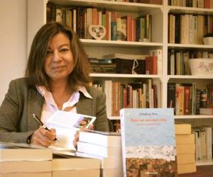 Su novela autobiográfica “Bajo un mismo cielo” le ha abierto puertas en la literatura de España.