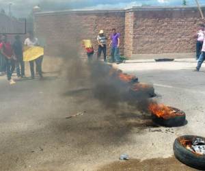Empleados de Alimentos Continental protestaron el martes en Lomas de Toncontín.