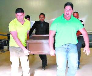 Carlos y Juan Aizpurua, hijos del extinto piloto, retiraron los restos mortales de su padre de Medicina Forense, en Tegucigalpa.