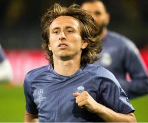 El centrocampista croata Luka Modric ha renovado con el Real Madrid por tres temporadas.