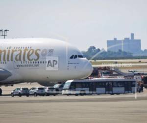 Servicios de emergencia responden a un reporte de que decenas de personas podrían estar enfermas en este avión proveniente de Dubái, en el Aeropuerto Internacional Kennedy de Nueva York, el miércoles 5 de septiembre de 2018.