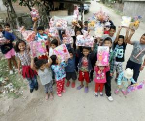 La alegría inesperada de recibir un obsequio navideño fue la causa por la que en los rostros de estos niños se reflejaba la felicidad.Foto:Jimmy Argueta/EL HERALDO