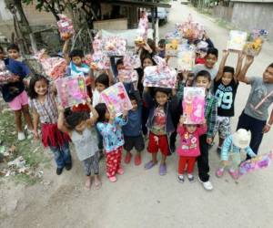 La alegría inesperada de recibir un obsequio navideño fue la causa por la que en los rostros de estos niños se reflejaba la felicidad.Foto:Jimmy Argueta/EL HERALDO