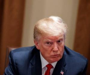 El presidente Donald Trump escucha durante una reunión con agentes del orden público sobre la pandilla callejera MS-13 y la seguridad fronteriza, en la sala del gabinete de la Casa Blanca, el martes 6 de febrero de 2018 en Washington. (AP Photo / Evan Vucci).