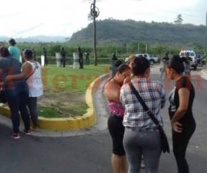 Los familiares de los privados de libertad llegaron hasta la cárcel de Támara para exigir ver a sus familiares.