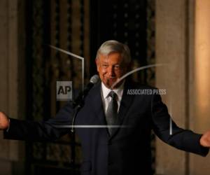 En esta fotografía de archivo del 9 de agosto de 2018, el presidente electo de México, Andrés Manuel López Obrador, conversa con la prensa al término de una reunión con el mandatario Enrique Peña Nieto, en el Palacio Nacional, en la Ciudad de México.