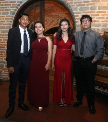 Festejan la culminación de su secundaria