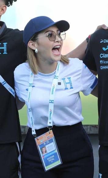 El Nacional se llenó de muchas bellas chicas por el Honduras-Cuba