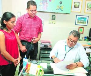 Perla Martínez acude seguido a consulta con el especialista en hematoncología del HEU para saber su condición de salud.