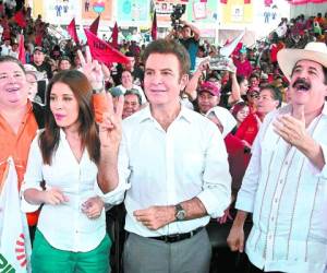 Salvador Nasralla firmó con el partido Libre y el Pinu un documento que contiene 17 puntos, uno de los cuales es la instalación de una Asamblea Constituyente.