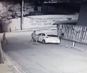 La oficial estaba estacionando el vehículo cuando llegaron los malhechores.