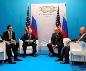 Presidente de los EE.UU. Donald Trump, segundo derecho, y el presidente ruso Vladimir Putin, tercera izquierda, asistir a las conversaciones durante la cumbre del G20 en Hamburgo Alemania.