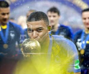 El francés Kylian Mbappe besa el trofeo tras la final del Mundial 2018 entre Francia y Croaica el domingo 15 de julio de 2018 en Moscú.