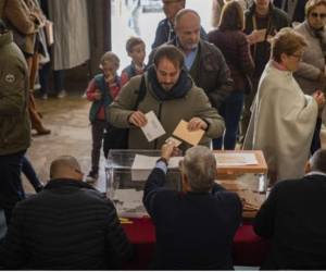 Votaciones en un colegio electoral de Valencia.