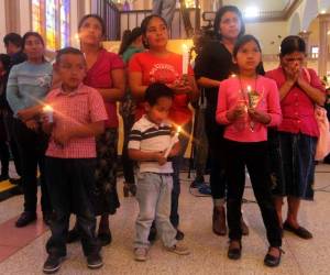 Desde el departamento de Intibucá llegaron ante la Morenita los menores Noé Edgardo Domínguez, Erick Nahún Domínguez y Andrea Guadalupe Rodríguez, para pedir por la unidad familiar y sanación. Foto: Johny Magallanes/EL HERALDO.