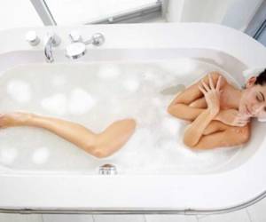 Tomar un baño caliente, agregando bicarbonato y alguna fragancia, no sólo te ayudara a relajarte y oler mejor, sino que limpiará tu cuerpo de impurezas.