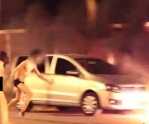 Las imágenes muestran cuando las víctimas salieron del auto asustadas y corriendo para alejarse del peligro.