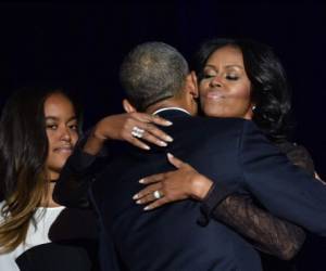 Obama y su esposa Michelle se funden en un abrazo tras finalizado el discurso de despedida en California.