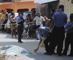 La mujer cayó fulminada en una de las calles de la Santa Cecilia producto de los disparos.