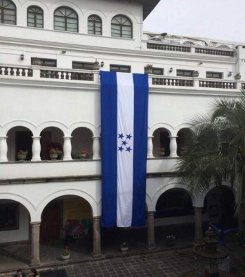 JOH y Correa dialogaron de política fiscal y asistencia social