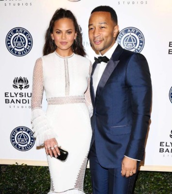 La modelo Chrissy Teigen está sumamente orgullosa de sus estrías