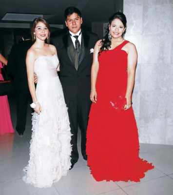 Elegancia en baile de graduación de la Macris School