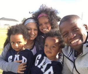 La familia del mediocampista hondureño le muestra su apoyo en cada partido. Foto: Boniek García/Twitter.