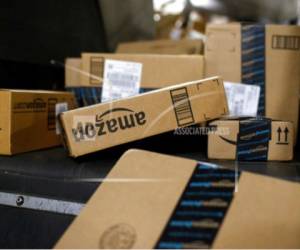 En esta fotografía del 20 de noviembre de 2015 se muestran unos paquetes de Amazon en un centro de UPS en Louisville, Kentucky.
