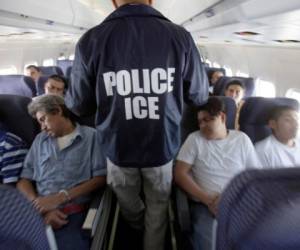 Numerosos jóvenes que fueron traídos ilegalmente al país cuando eran niños y se acogieron a un programa que deja en suspenso sus deportaciones