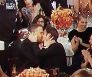 Este es el preciso momento en que Ryan Reynolds y Andrew Garfield intercambian un tremendo beso.