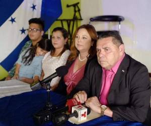 Conferencia de prensa María de los Angeles Lemus junto a sus hijos, también la acompañan su abogada Karla Lammer y el activista hondureño Francisco Portillo, en una conferencia de prensa el martes 25 de Julio del 2017 en Miami. Foto cortesía: El Nuevo Herald/Roberto Koltun.