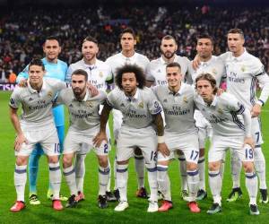 (Front L-R) Real Madrid's Colombian midfielder James Rodriguez, Real Madrid's defender Dani Carvajal, Real Madrid's Brazilian defender Marcelo, Real Madrid's midfielder Lucas Vazquez, Real Madrid's Croatian midfielder Luka Modric (Back L-R) Real Madrid's Costa Rican goalkeeper Keylor Navas, Real Madrid's defender Sergio Ramos, Real Madrid's French defender Raphael Varane, Real Madrid's French forward Karim Benzema, Real Madrid's Brazilian midfielder Casemiro and Real Madrid's Portuguese forward Cristiano Ronaldo pose before the UEFA Champions League football match Real Madrid CF vs Borussia Dortmund at the Santiago Bernabeu stadium in Madrid on December 7, 2016. / AFP PHOTO / PIERRE-PHILIPPE MARCOU