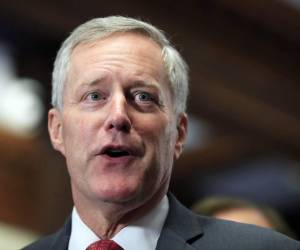 En esta imagen del 19 de julio de 2018, el presidente de la bancada Libertad, el representante republicano Mark Meadows, habla con la prensa en el Capitolio de Washington.