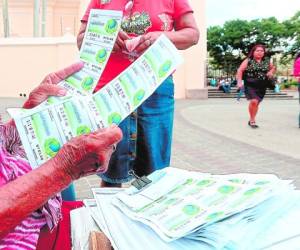 Sorteo de la loteria nacional de honduras en vivo en las instalaciones del pani y vendedores de loteria en el parque central