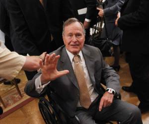 Foto del ex presidente de Estados Unidos George Bush tomada durante el funeral de su esposa.