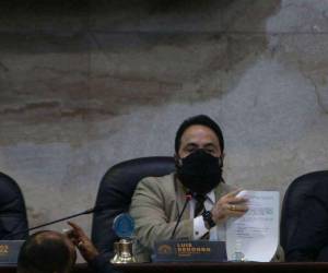 Diputados del PSH acusaron a Luis Redondo, presidente del Congreso, de ocupar manera arbitraria la silla donde estaba un diputado suplente.
