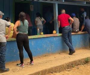 Sandra Hernández, de 43 años, vecina de la aldea Brisas de Jaguaca y madre de dos hijas, Lissy Barrera de 12 años y Angie Barrera de 8, era la propietaria de una pequeña pulpería que servía como su principal fuente de ingresos para sustentar a su familia, esta mañana fueron descubiertas muertas por un poblador que “iba a comprar a la pulpería y encontró los cuerpos”, habían sido asesinadas a machetazos. Lo que se sabe del atroz caso que enluta a Honduras 21 de mayo.