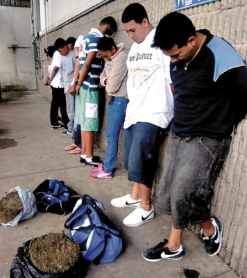 Capturan a ocho miembros de banda de narcomenudeo
